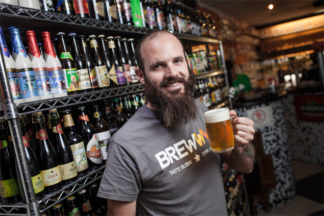 Edson Carvalho Junior, o "Viajante Cervejeiro", viaja pelo Brasil de corona para conhecer bares e cervejarias do pais e publica no seu "[blog]":http://viajantecervejeiro.com.br/