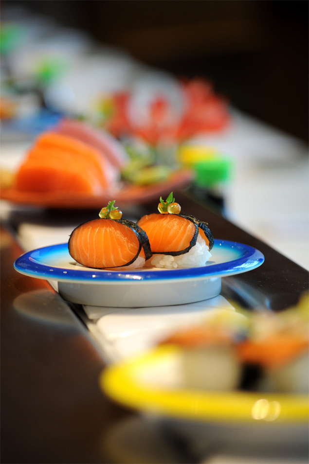 Duplas de sushis no prato azul saem por R$ 9,20; h mais de 30 opes no menu