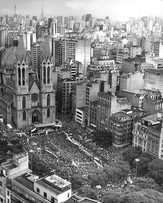 Foto exposta na Paulista mostra Praa da S, em 25/1/1984, durante o Comcio Pr-Diretas