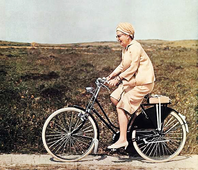 Rainha da Holanda, Juliana van Oranje-Nassau, em sua bicicleta (1967)