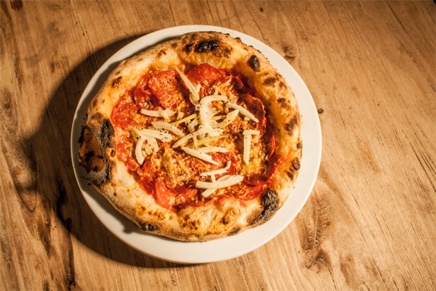Na pizzaria, as redondas individuais aparecem em seis verses de cobertura