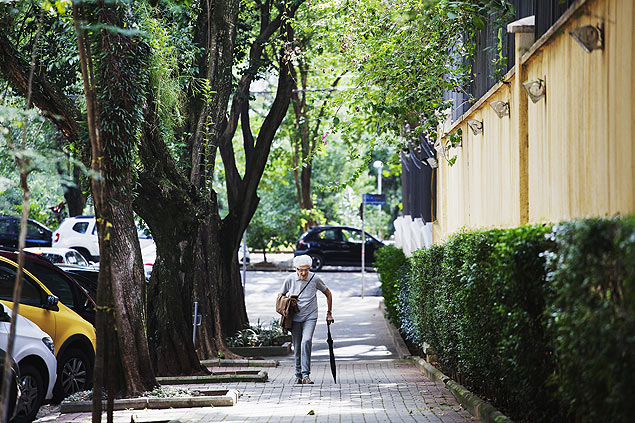 Idosa caminha pela rua Maranho, em Higienpolis 
