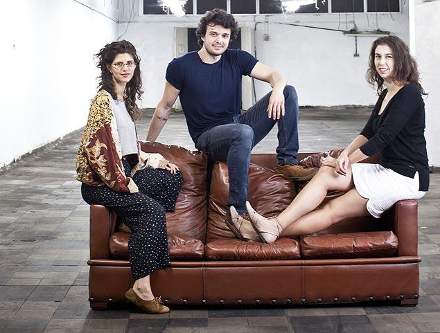 Os artista Caroline Kielmanowicz, Rafael Menva e Nicole Plascak, que organizam exposio de um dia no Glicrio