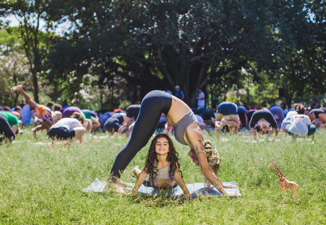 Laila Gardel Marinho, 34 e sua filha Larissa durante aulo de yoga no Parque do Ibirapuera