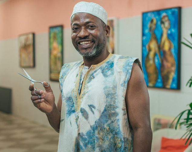 Artista nigeriano, Chikezie Paul, expe suas pinturas em acrlico no salo de beleza "Espao N Vintage"