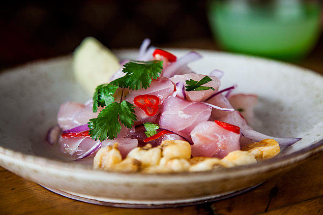 No La Peruana, o ceviche clssico combina peixe fresco, leche de tigre, cebola-roxa, pimenta dedo-de-moa e coentro 