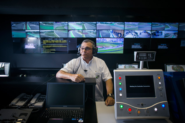Flvio Perillo, diretor de prova do GP Brasil de F-1 desde 2014, na sala de controle no Autdromo de Interlagos