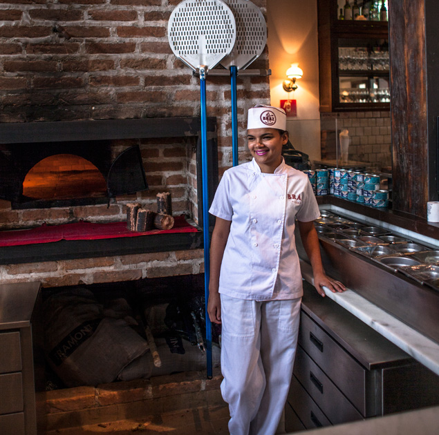 Larissa Teixeira, 19, a primeira mulher a assumir o posto de forneira de uma unidade da pizzaria Brz 