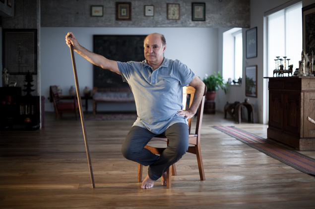O coregrafo Ivaldo Bertazzo posa em sua casa, no bairro de Higienpolis; ele estreia novo espetculo "Ensaio Para um Gesto Orientado" no Sesc Vila Mariana, no sbado (28)