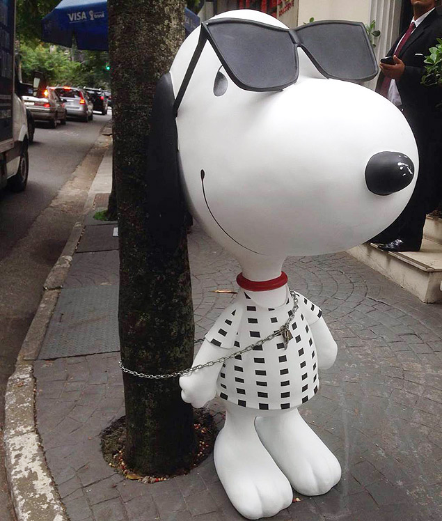 Snoopy roubado na Oscar Freire apareceu acorrentado na esquina da rua Bela Cintra com a avenida Paulista