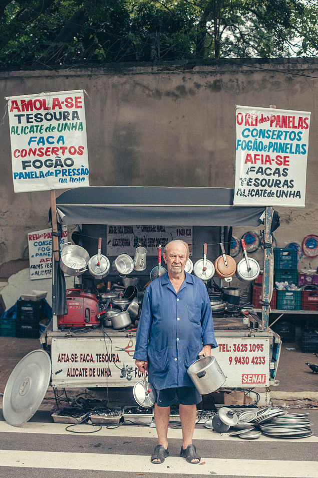 So Paulo, SP, Brasi, 04-12-2015: Rei das Panelas - Manoel Antunes Pedroso, 73. Feira da Rua Matogrosso, Higienpolis. (foto Gabriel Cabral/Folhapress) ***EXCLUSIVO REVISTA***
