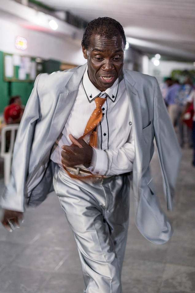 Joo dos Santos, 55, trabalha com vendas e imita Michael Jackson no tradicional Baile dos Aniversariantes