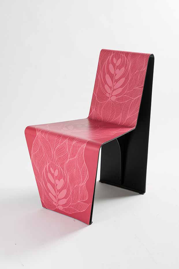 Cadeira com revestimento da Think Surface, indicado pelo arquiteto João Armentano
