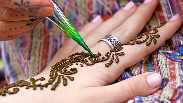 Tatoo de henna no Festival Árabe de Rua