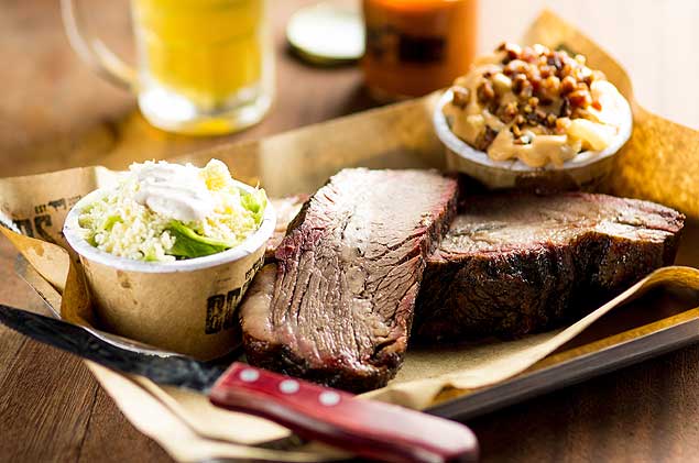 Brisket, corte de peito bovino, uma das sugestes do cardpio do BOS BBQ Texas Style Barbecue