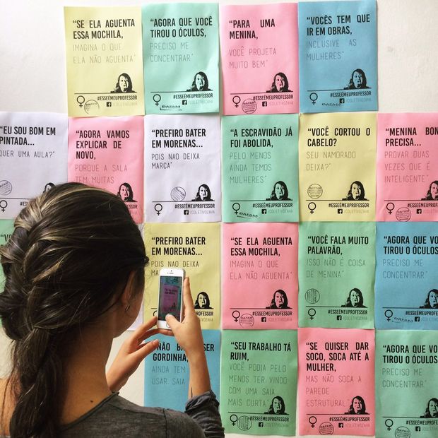 Aluna fotografa cartazes com frases ditas por professores 