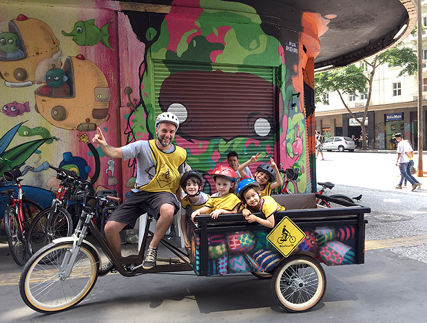 Bicicleta-trailer do Bike Tour SP leva at oito crianas em passeio pela avenida Paulista 