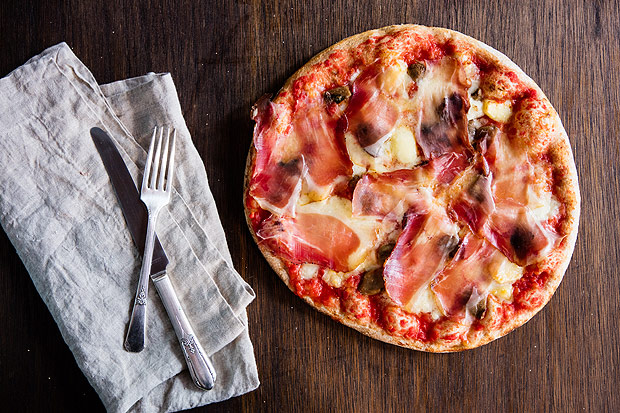A pizza Andante Moderata combina mozarela de bfala, queijo fontina, funghi porcini e speck, semelhante a um presunto cru defumado, da Fior di Grano