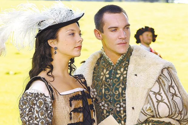 Os atores Natalie Dormer, como Anne Boleyn, e Jonathan Rhys Meyers (como Henry VIII) durante gravao da srie "The Tudors"