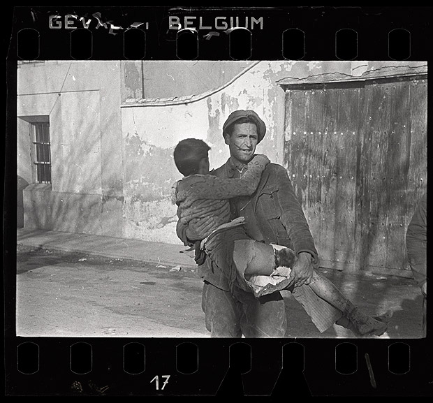 Foto de Robert Capa na qual homem carrega garoto ferido (batalha de Teruel, Espanha, dezembro de 1937 - janeiro de 1938) 