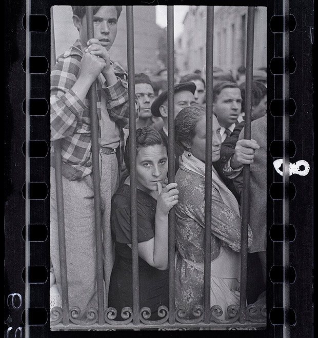 Foto de Gerda Taro - Multido na porta do necrotrio, em Valencia, Espanha (maio de 1937)