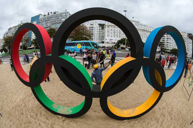 Rio de Janeiro, RJ, BRASIL. 03/08/ 2016; Turistas fazem fila para tirar foto nos Arcos Olimpicos na praia de Copacabana na tarde desta Terca-Feira(03).(Foto: Ricardo Borges/Folhapress) *** EXCLUSIVO FOLHA ***