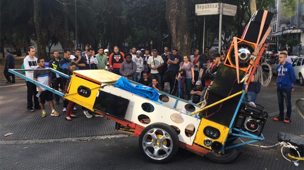 Transeuntes param diante de TV em uma carroa para assistir a jogo de futebol feminino na praa da Repblica, em So Paulo