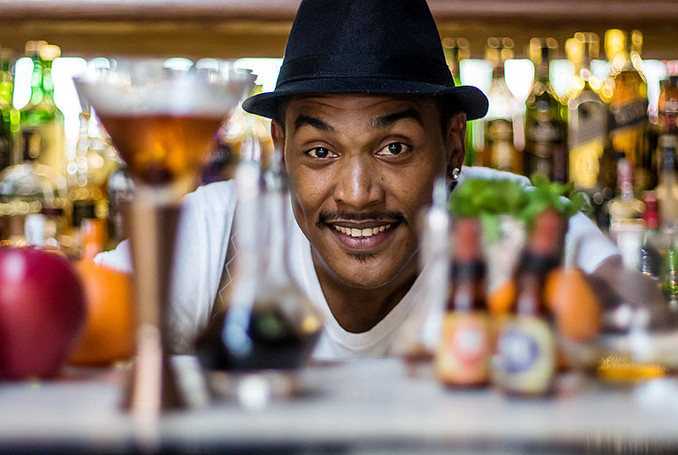 O bartender Larcio Zulu, que estar  frente do balco do So Conrado Leo Feltran/ Divulgao