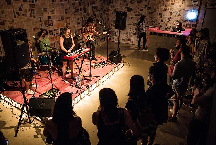 A banda Garotas Suecas faz apresentao na nova casa de shows Breve, na Lapa