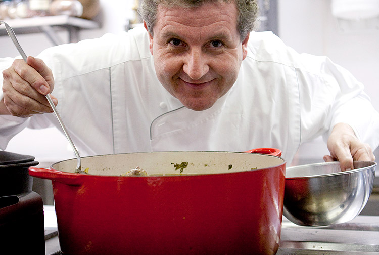 So Paulo, SP, Brasil. Revista. Papo de. Chef Laurent Suaudeu, na cozinha do seu espaco de eventos. (Foto: Maria do Carmo/ Folha Imagem)
