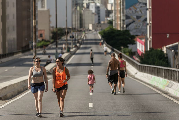 Pedestres caminham no Minhoco, no centro de So Paulo