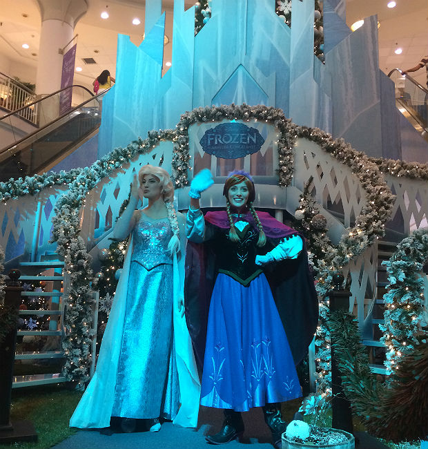 Princesas Elsa e Anna, de Frozen, na decorao natalina do shopping Jardim Sul