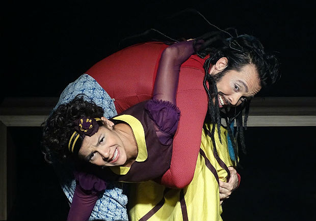 Os atores Carol Futuro e Pablo scoli em cena de "A Gaiola"