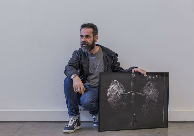 Daniel Malva posa na galeria Mezanino, em So Paulo