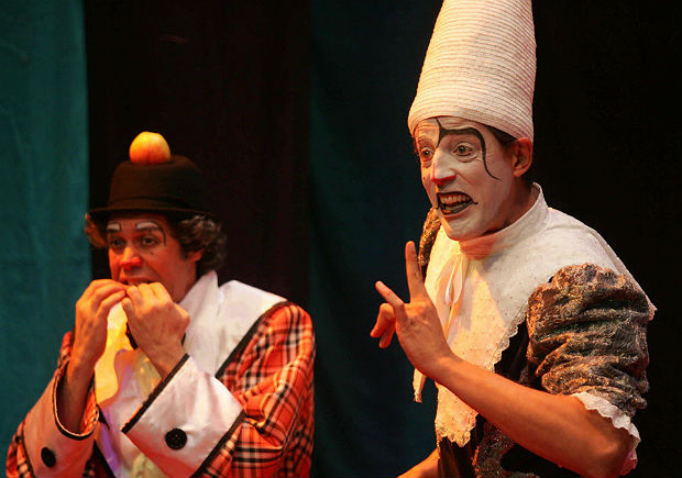 Hugo Possolo e Raul Barretto em cena de Parlapates Clssicos do Circo