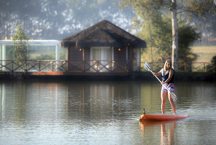 Hspede faz stand up paddle no resort Mavsa