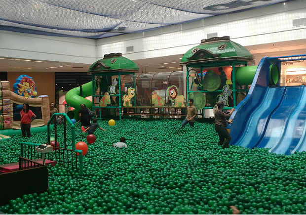 Piscina de bolinhas gigante, com mais de 600 mil bolinhas, no Santana Parque Shopping