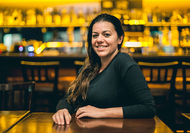 A chef Janaina Rueda posa no salo do Bar da Dona Ona, no edifcio Copan