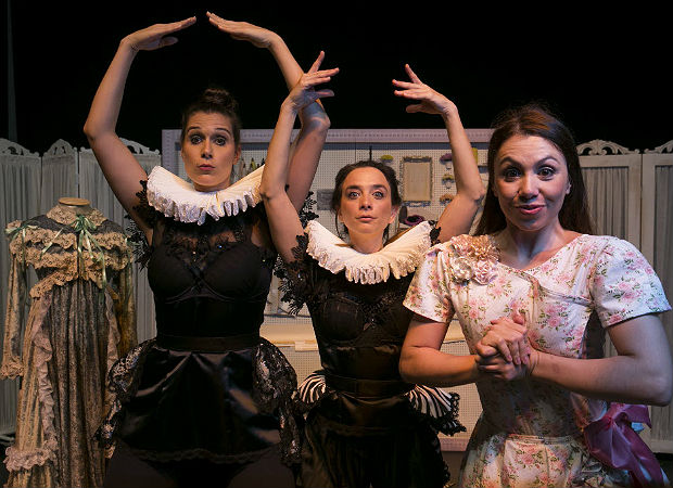 As atrizes Paula Flaibann, Bebel Ribeiro e Helena Cerello esto em "Cinderela L L L