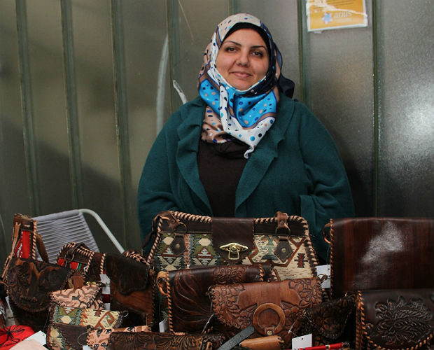 Refugiada sria em feira de artesanato promovida pela ONG Adus