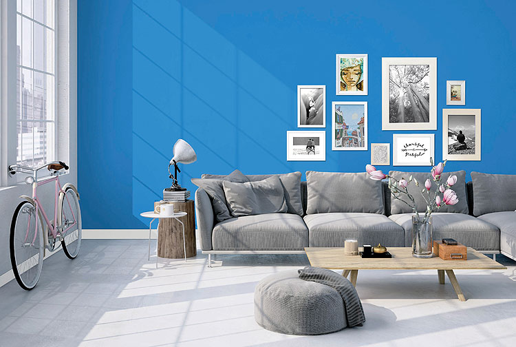 Ambiente com paredes pintadas com a tinta acrlico Premium na cor azul arquiplago, da Eucatex