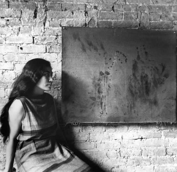 Yoko Ono com "Pintura de Fumaça", em foto de 1961