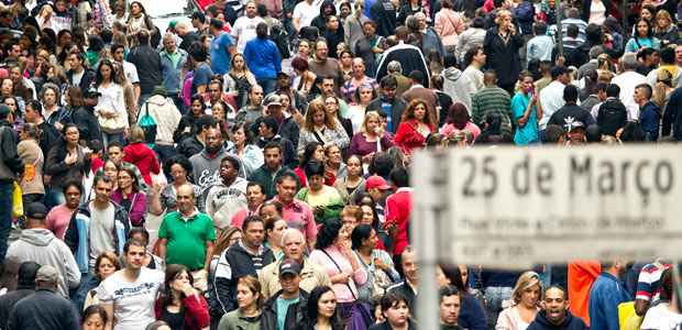SAO PAULO, SP, BRASIL, 13-10-2012 10h12:Feriado em Sao Paulo Apesar da fina garoa e frio, consumidores lotam rua 25 de Marco o que indica um forte movimento de compras para o Natal (Foto Eduardo Knapp/Folhapress. Poder) ***EXCLUSIVO FOLHA***