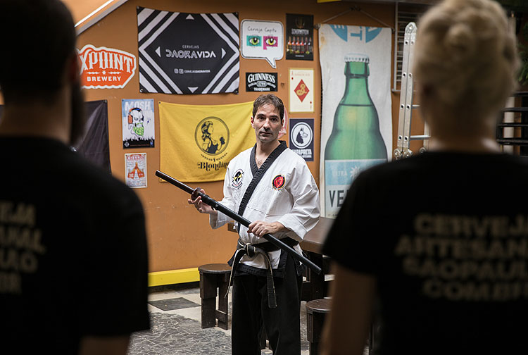 Cludio Fauza, 43, professor de artes marciais, ministra aula de hapkido na Cervejaria Artesanal So Paulo