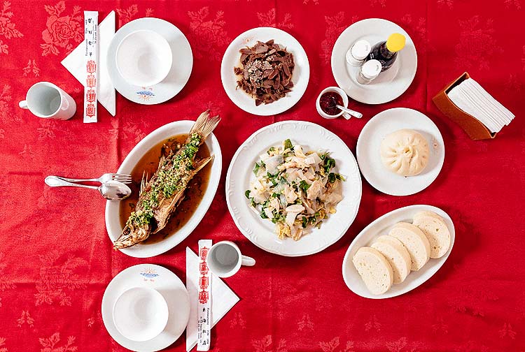 Prato do Ton Hoi: robalo com molho de gengibre, moela, salada, wan tan e po cozido