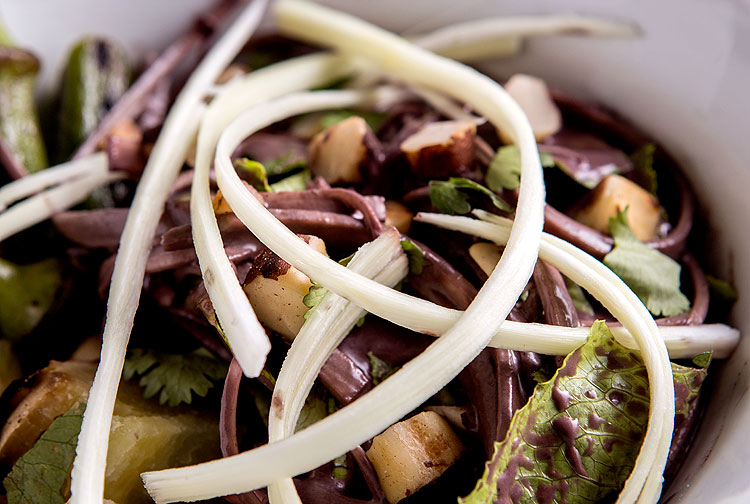 Salada com pupunha, batata-doce, quiabo, castanha e folhas, do Bio