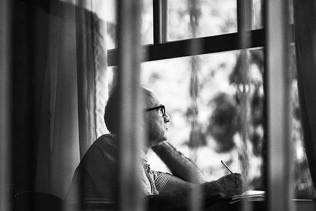 Clayton Dimas Ribeiro Fernandes, 63 anos, escreve livro de memórias no escritório de sua casa, em São Paulo. (Foto: Gustavo Lacerda)