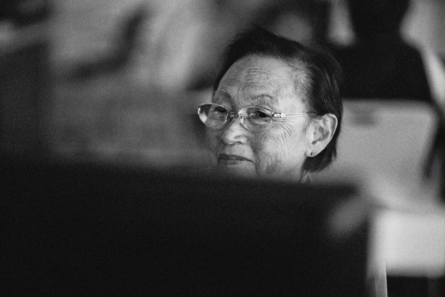 Kasuko Saito, 85 anos, durante curso de utilizao de computadores para a terceira idade, no Parque Villa Lobos. (Foto: Gustavo Lacerda)