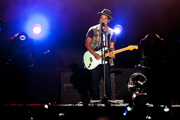 O cantor havaiano Bruno Mars durante apresentao em SP