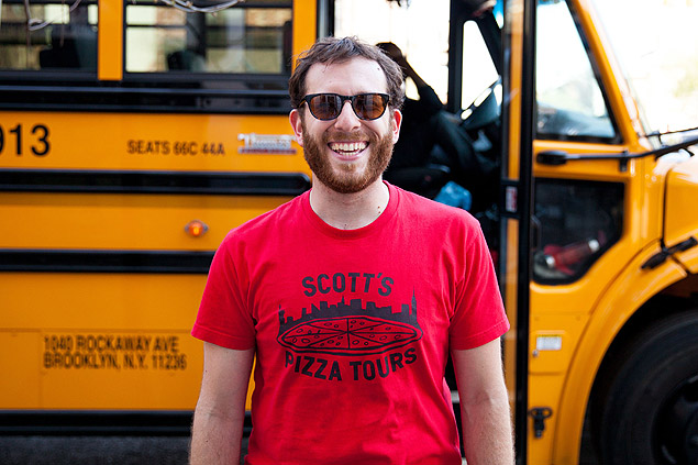 O americano Scott Wiener, 35, em frente ao nibus escolar americano da excurso Scott's Pizza Tour